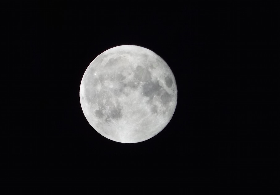 スーパームーンが綺麗です。デジカメを手持ちで撮りましたが、月が明るいのでうまく行きました。シャッタースピード優先で撮っています。