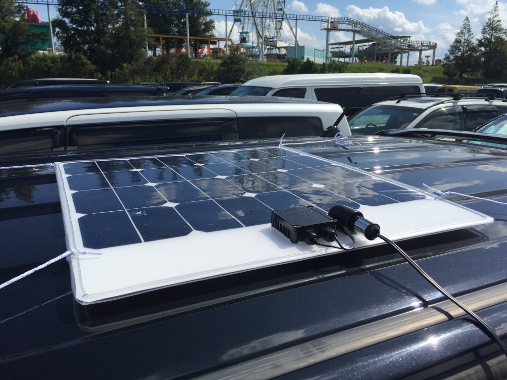 製作した太陽電池システムです。薄型の太陽電池パネルの周囲にキズ防止用のゴムを付け、裏面にはシリコンゲルの滑り止めを付けています。