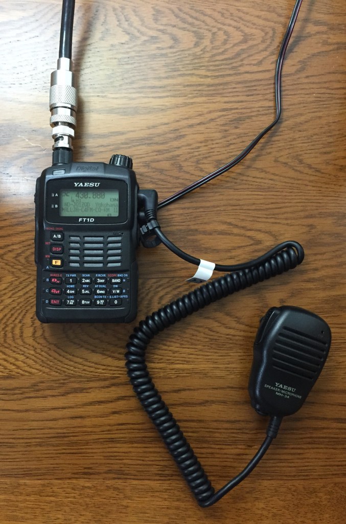 FT1Dと外部スピーカーマイクです。ちなみにアンテナは、モービルホイップです。